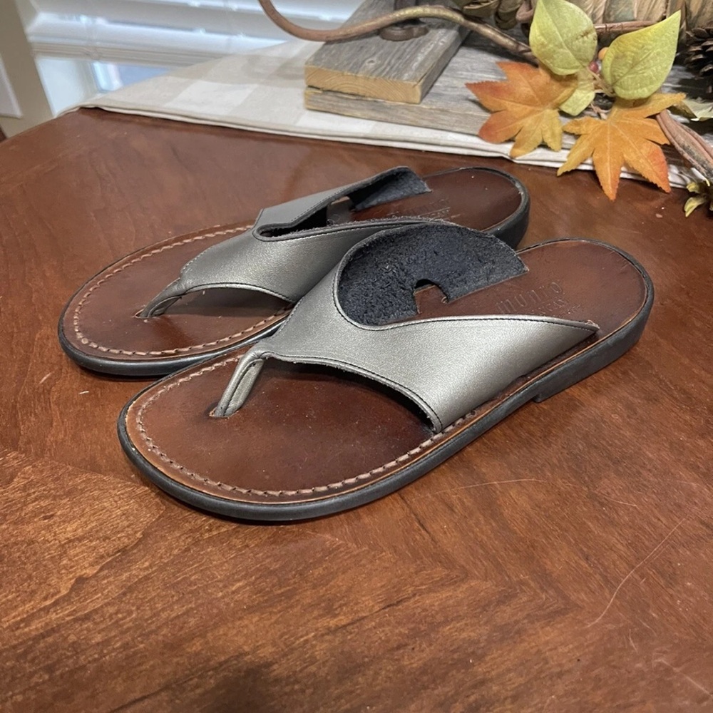 Munro American Thong Leather Sandals flip flops